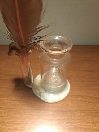 Tintero de cristal con pluma