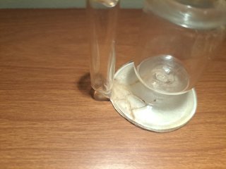 Tintero de cristal con pluma