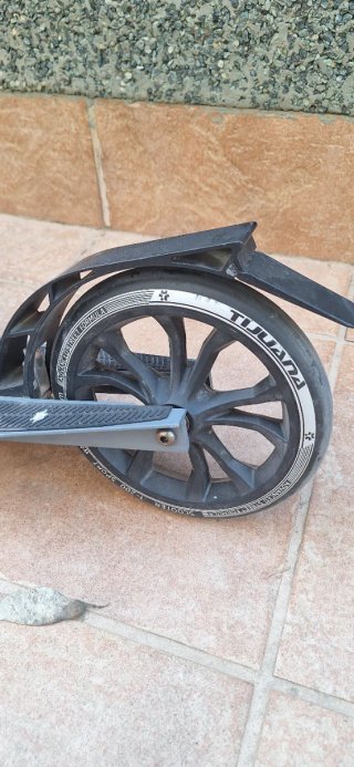 Patinete gris
