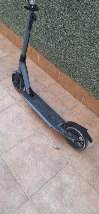 Patinete gris