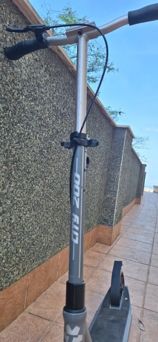 Patinete gris