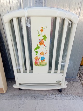 Lettino a cancelli con decorazioni