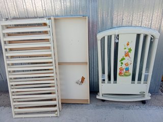Lettino a cancelli con decorazioni
