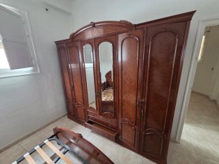 Dormitorio completo: Cama, mesitas y cómoda