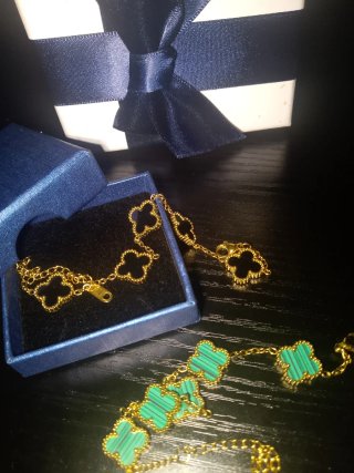 Pulsera trébol de colores verde y megro