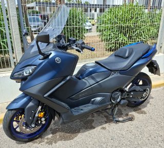 Yamaha TMAX Maxi Scooter Negra y Azul