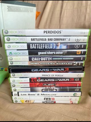 Xbox 360 con 2 mandos y juegos