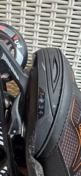Patines en línea negros y naranjas