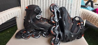 Patines en línea negros y naranjas