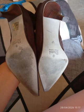 Botas de piel marrones con detalles.