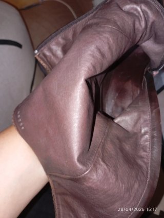 Botas de piel marrones con detalles.
