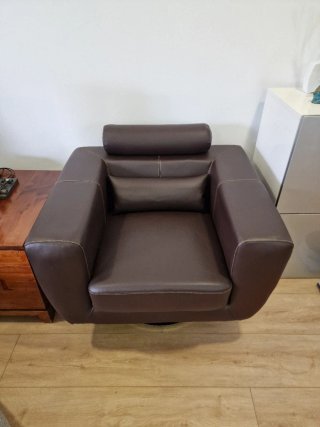 Sillón giratorio moderno tipo piel