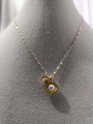 Collar concha y perla dorada