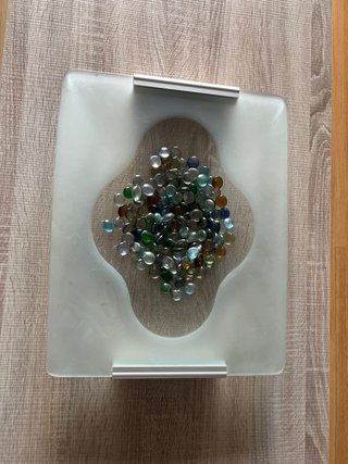 Centro de mesa de cristal con piedras decorativas