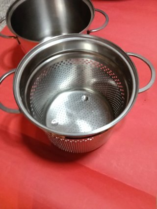 Pentola con scolapasta in metallo