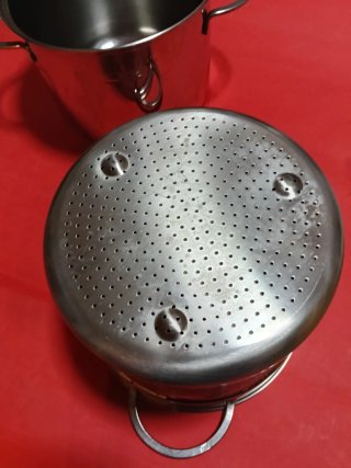 Pentola con scolapasta in metallo