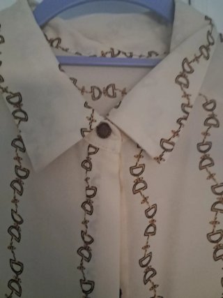 Blusa beige con estampado de cadenas