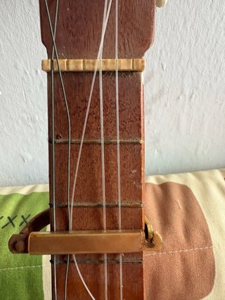 Antigua guitarra para restaurar