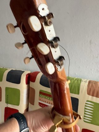 Antigua guitarra para restaurar