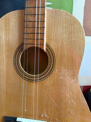 Antigua guitarra para restaurar