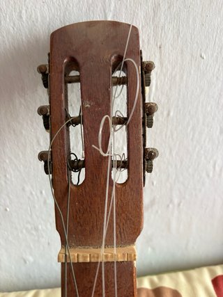 Antigua guitarra para restaurar