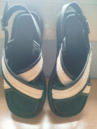 Sandalias de mujer negras y beige