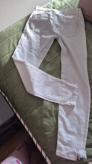 Pantalón vaquero blanco desgastado