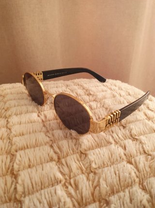 Gafas de sol Miu Miu doradas y negras