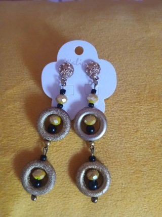 Pendientes largos dorados y negros