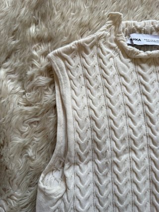 Chaleco crema tejido de cuello alto