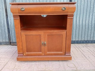 Mueble de madera para TV diseño clásico
