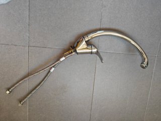 Grifo de cocina metálico plateado