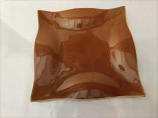 Centro de mesa de cerámica marrón