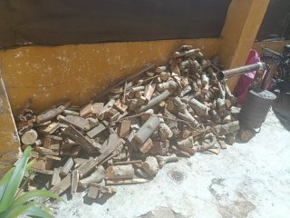 Leña cortada para chimenea o barbacoa