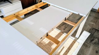 Mesa plegable blanca de madera