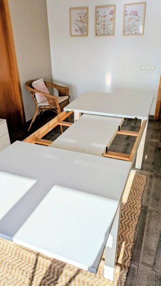 Mesa plegable blanca de madera