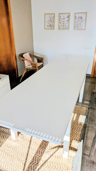 Mesa plegable blanca de madera