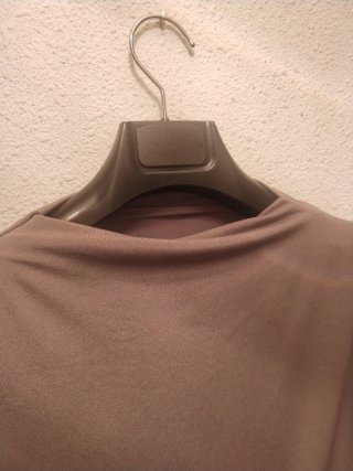 Camiseta asimétrica color topo