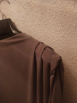 Camiseta asimétrica color topo