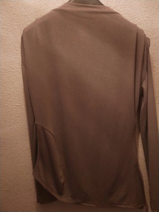 Camiseta asimétrica color topo