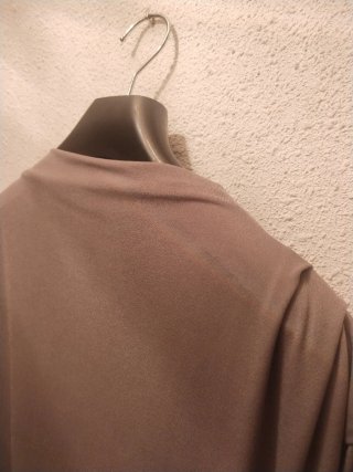 Camiseta asimétrica color topo