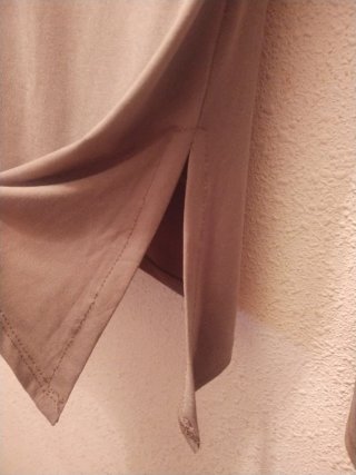 Camiseta asimétrica color topo