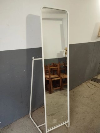 Espejo de pie Ikea blanco metálico