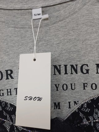 T-shirt cinza com laço de renda
