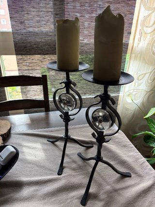 Candelabros de metal y cristal