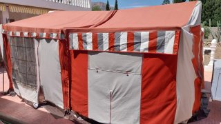 Roulotte, caravana, tienda campaña remolque.