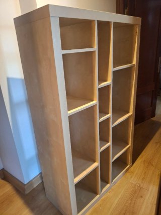 Estantería de madera beige