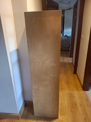 Estantería de madera beige