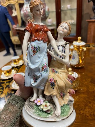 Scultura in porcellana due ragazze