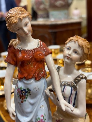 Scultura in porcellana due ragazze